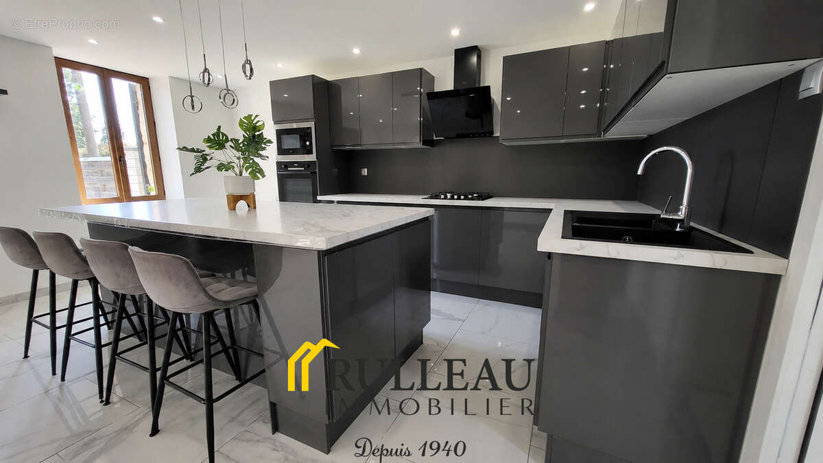 Maison en pierre rénovée de 100 m2 avec grand terrain piscinable de plus de 1 000 m2 (33620) - photo 3