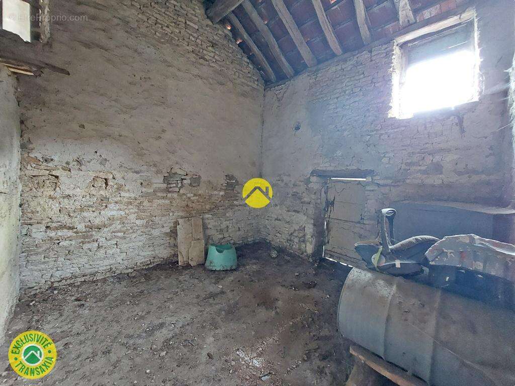 Maison avec dépendance et terrains - photo 20