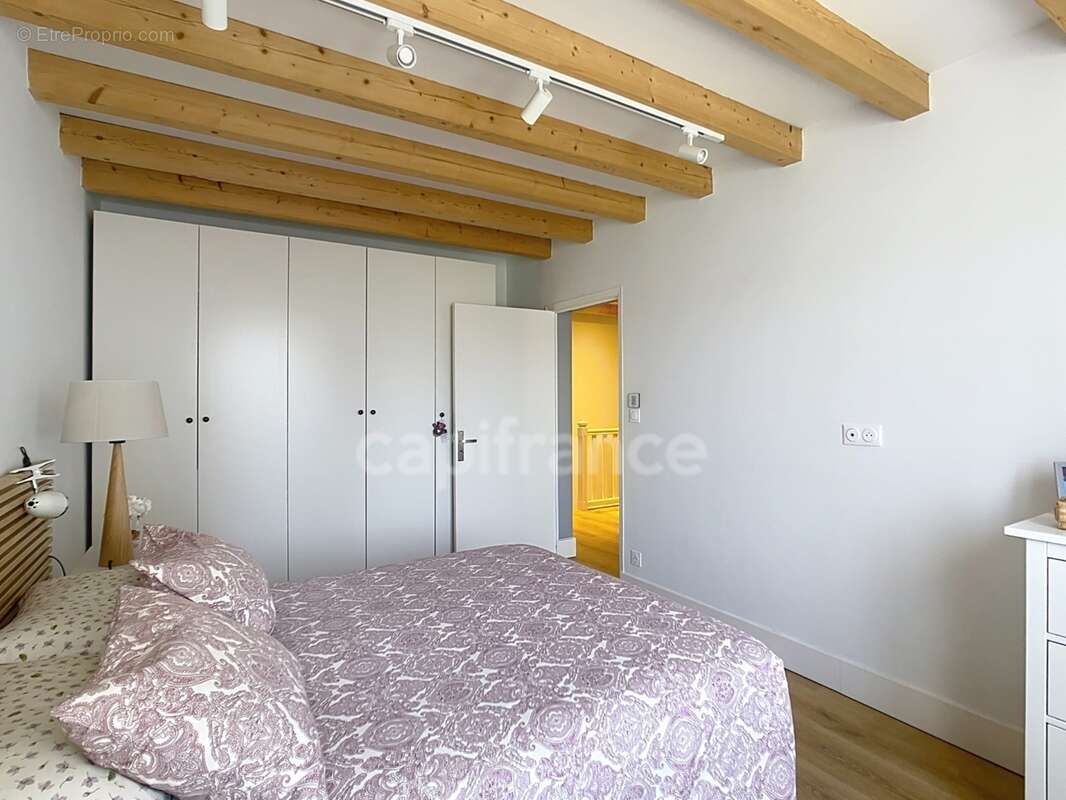 MONTÉLIMAR (26200) – Maison familiale climatisée de 162 m², 5 chambres dont une vaste pièce de 35 m², piscine et jardin clos arb - photo 17