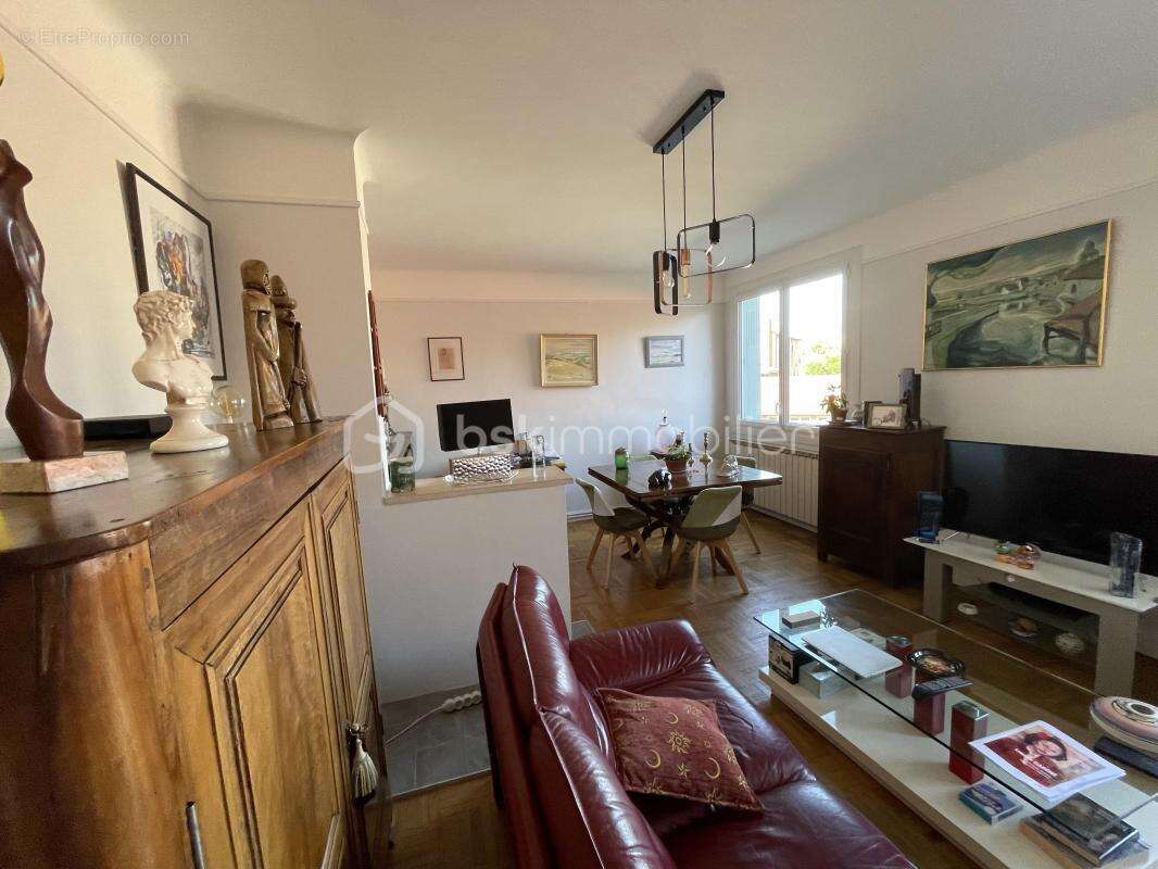 Rare ! superbe T2 traversant avec garage fermé privé, cave et deux balcons - photo 5