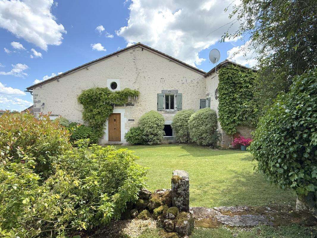Maison à LEGUILLAC-DE-CERCLES