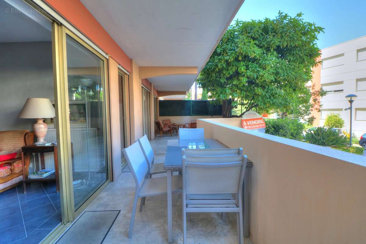 EXCLUSIVITÉ - Golfe-Juan - T3 de 66 m² avec terrasse de 20 m², garage et cave - photo 3