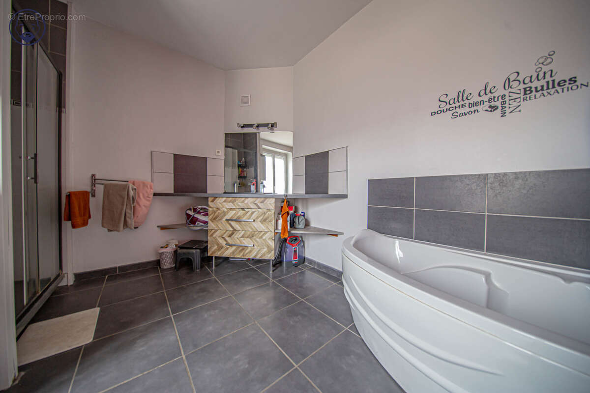 Maison de village avec terrasse et garages - photo 5