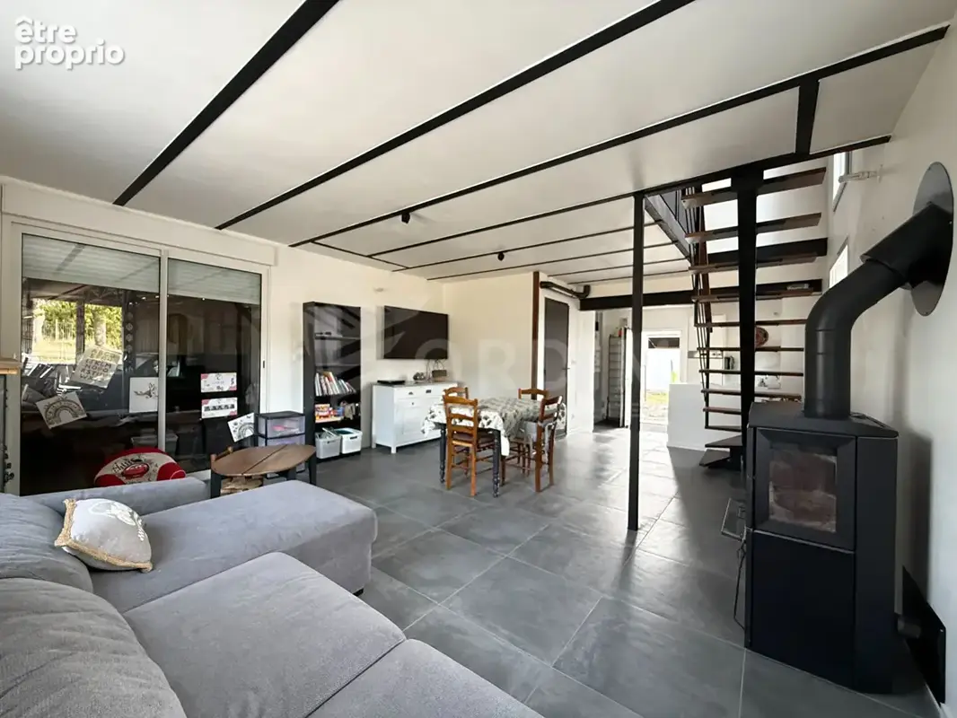 Ensemble immobilier avec maison  et dépendances sur près d'un hectare - photo 4