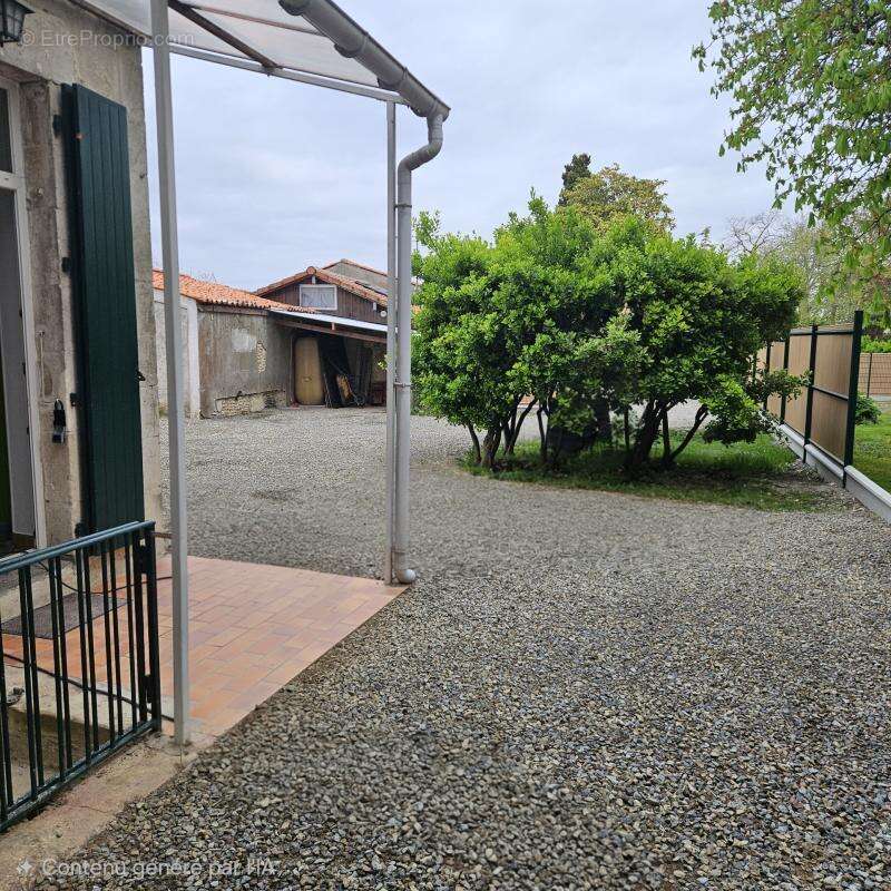 Maison à CHAMPAGNE-LES-MARAIS