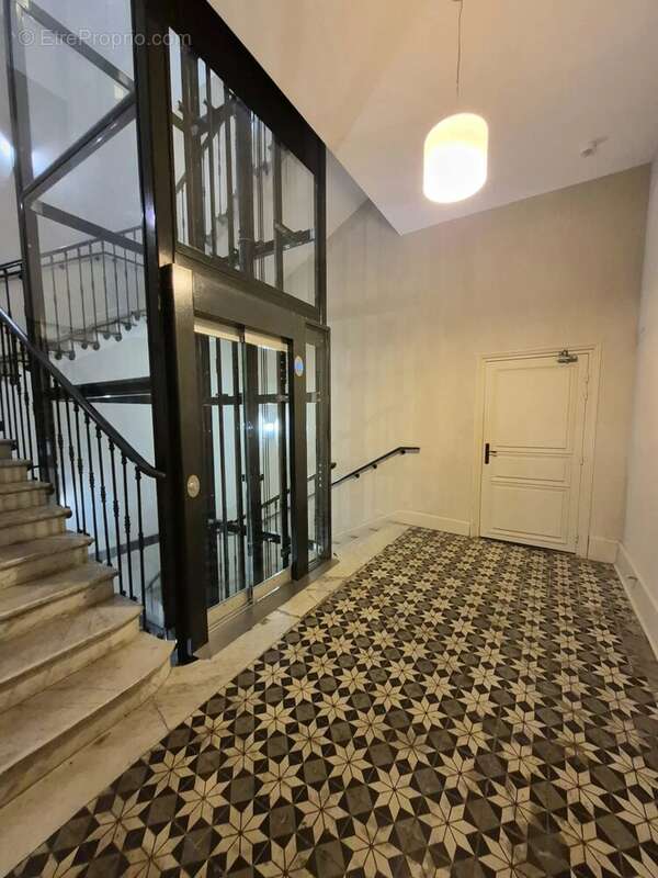 APPARTEMENT T1 avec balcon dans immeuble de caractère - photo 8