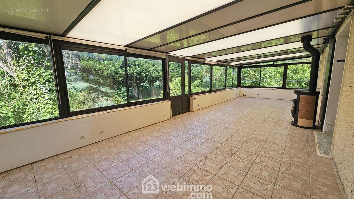 Une véranda de 42 m² sans vis à vis. - Maison à VIDELLES