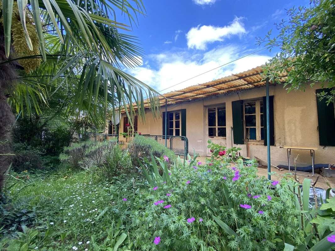 Maison de village atypique à rénover avec jardin et une grande grange - photo 12