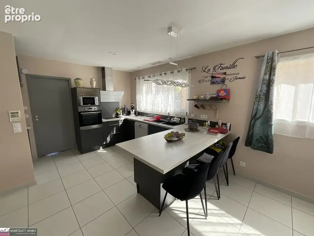 Villa T4 récente et fonctionnele, plain pied, offrant 155 m² en 4 faces sur 636 m² de terrain avec piscine et garage - photo 3