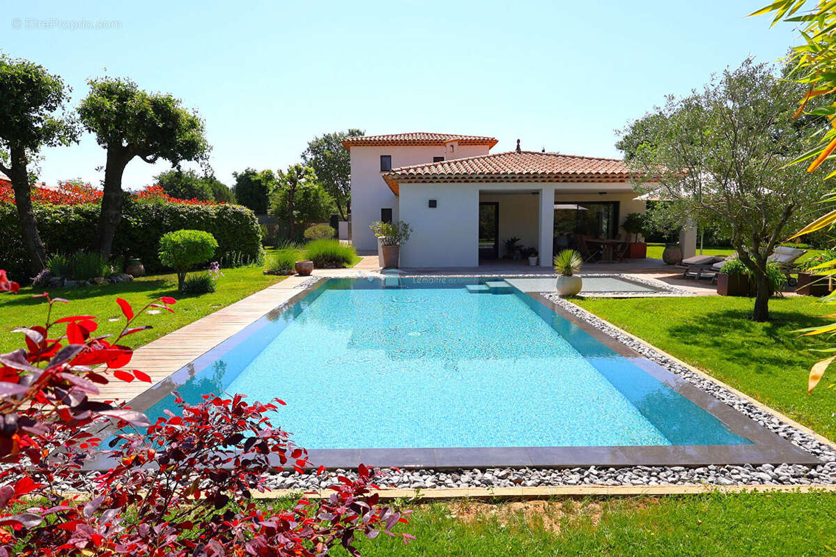 Maison à SAINT-CEZAIRE-SUR-SIAGNE