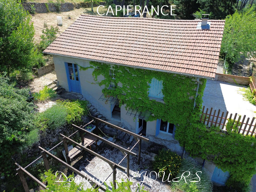 Nichée au cœur de la nature, sans vis-à-vis et avec une vue remarquable, grande maison de 7 (voir 8) chambres et de belles terra - photo 3