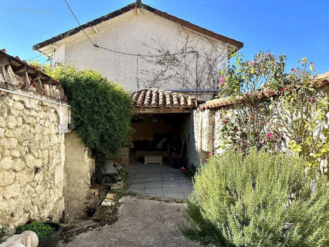 Maison à AUBETERRE-SUR-DRONNE