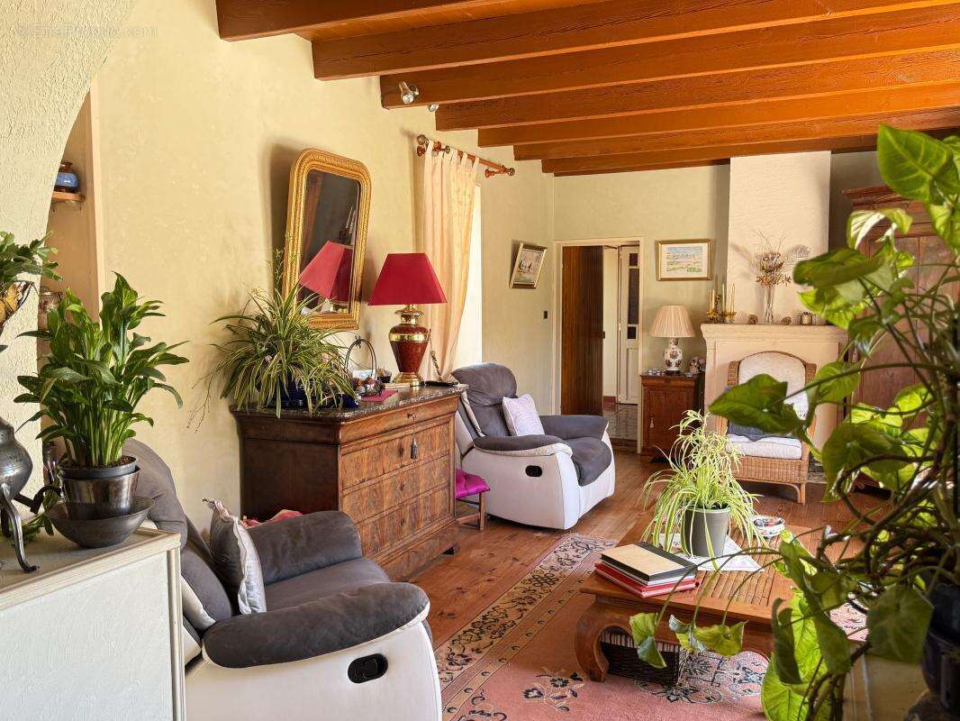 SAINT LAURENT DE LA PREE - Maison de charme en centre bourg - photo 14