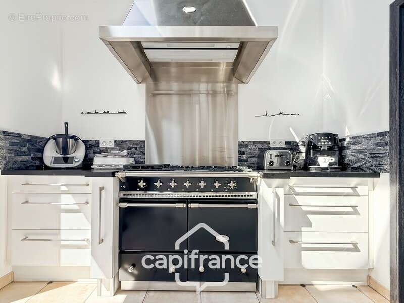 Maison contemporaine de plain-pied de 160 m² – 4 chambres – Véranda de 27 m² avec spa – Double garage – Carport – Noyal-Pontivy - photo 7