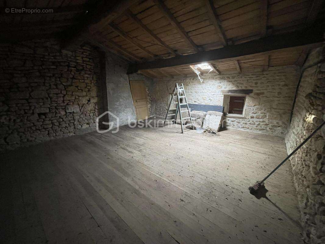  maison en pierre avec dépendance  –  potentiel – 109 000 € négociable - photo 15