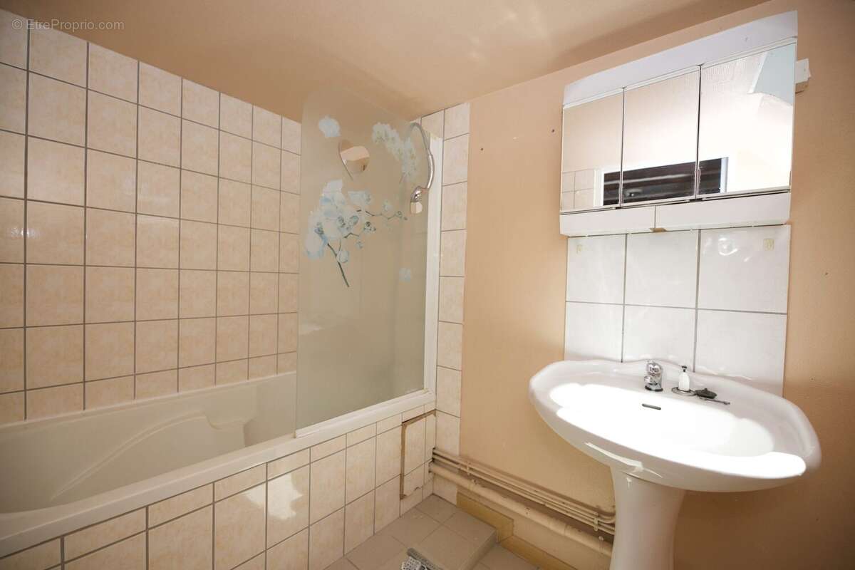 Appartement 54 m² à Mauriac  - photo 5