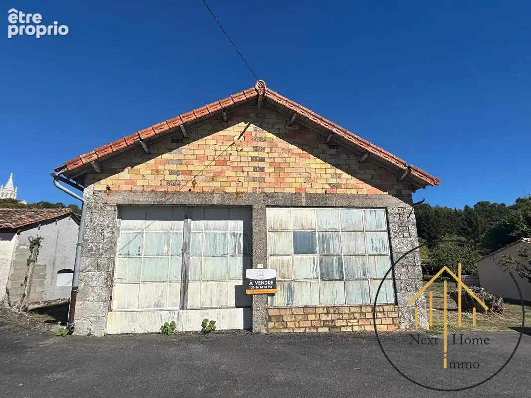 Parking à VILLEBOIS-LAVALETTE