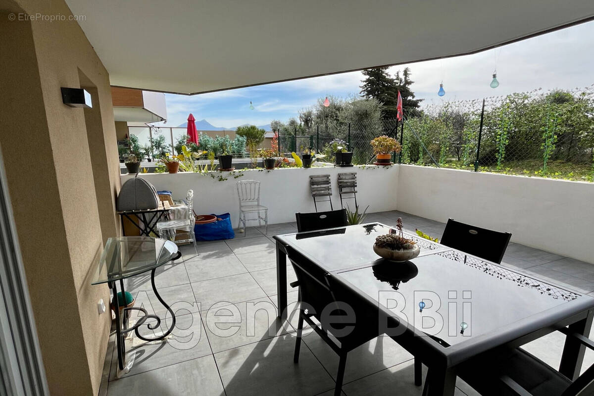 Appartement à CHATEAUNEUF-VILLEVIEILLE