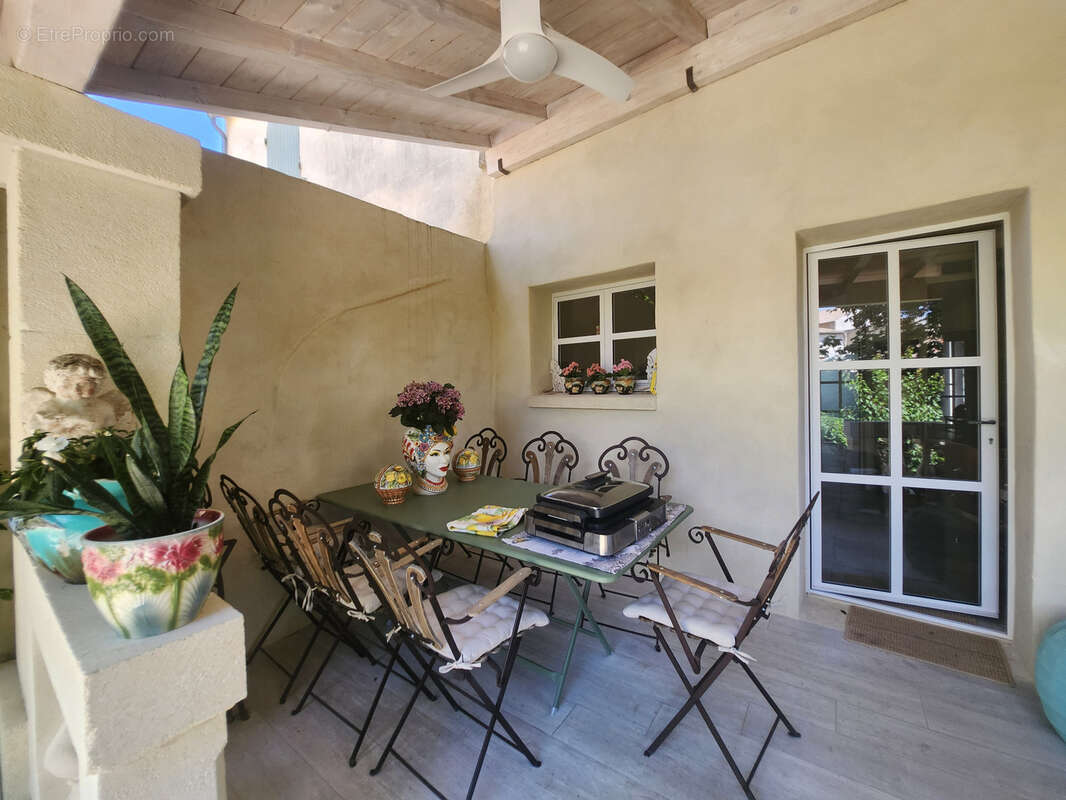UZES Centre, Elégante maison de caractère d'exception, vendue meublée, jardin, terrasse et garage - photo 26