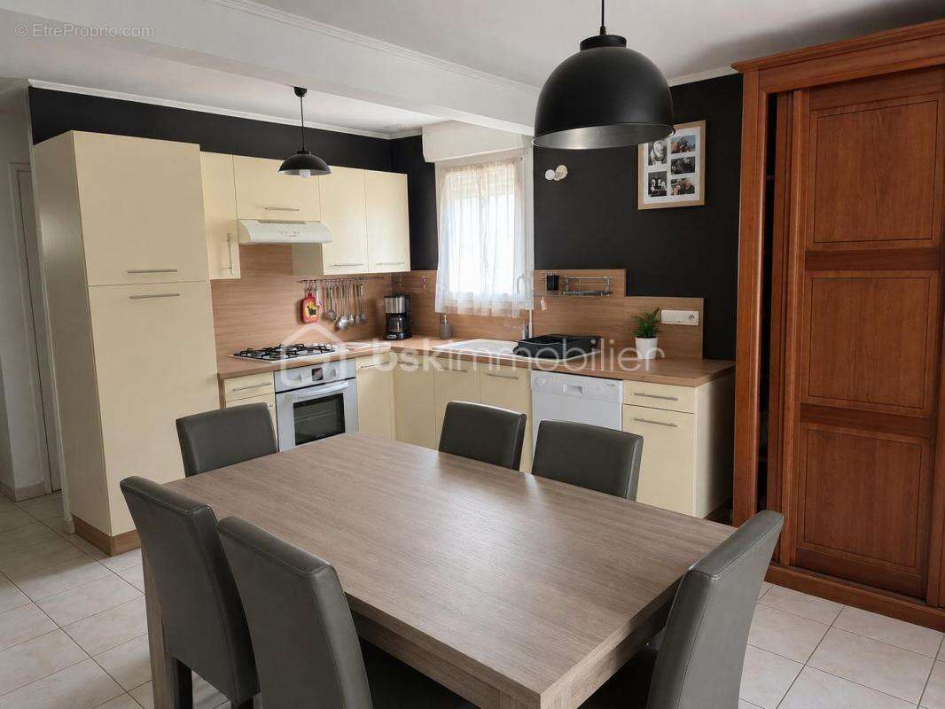 Maison de 86 m² – 3 chambres – Terrain clos de 600 m² – Garage de 40 m² – Lanhelin (Mesnil-Roc'h) - photo 4
