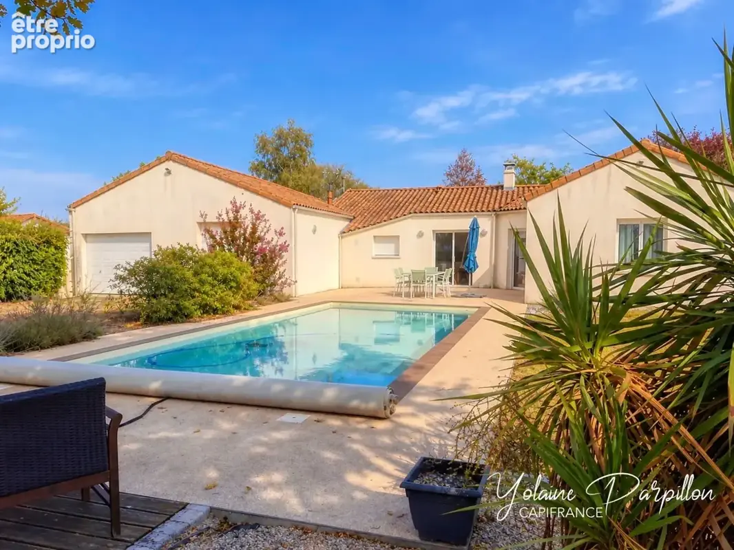 Maison de plain-pied offrant 4/5 chambres avec piscine sur 2000 m² aux BROUZILS (85) - photo 12