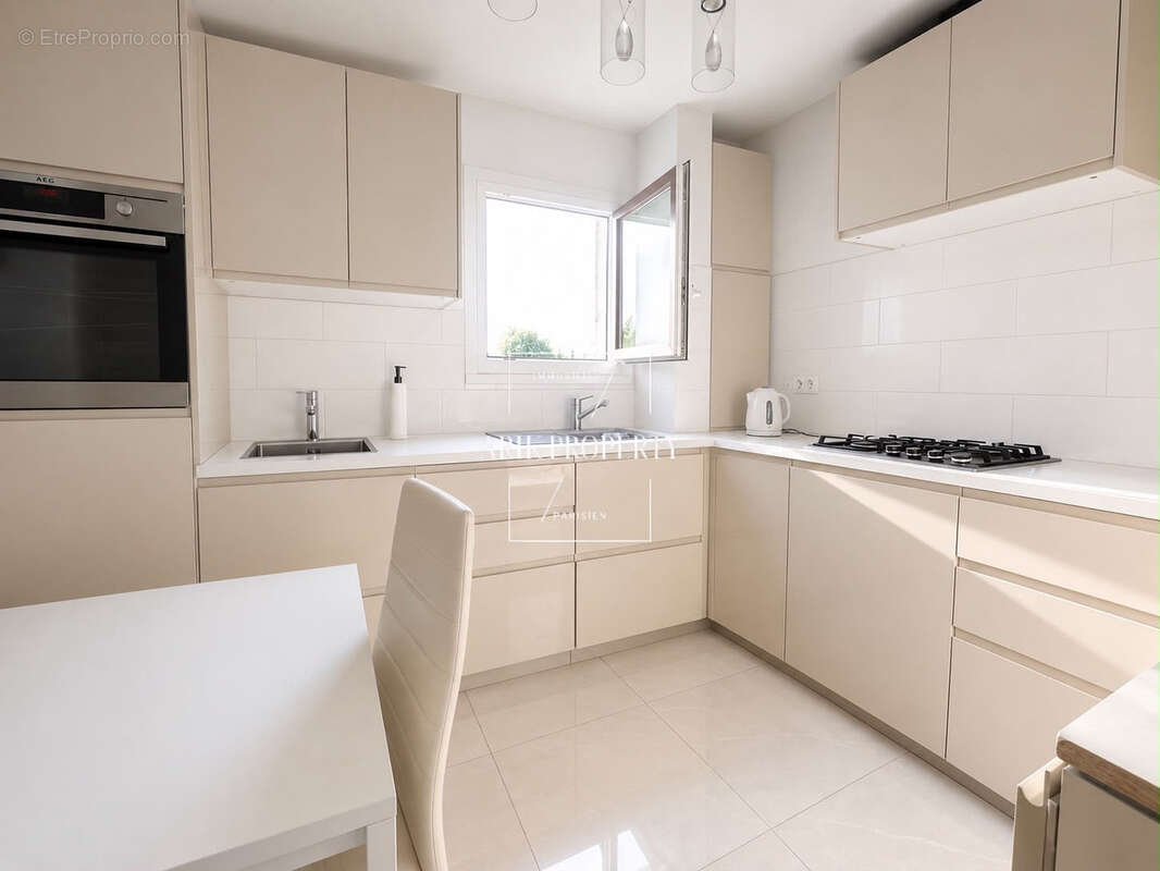 À vendre   Appartement 4 pièces meublé de 94 m2 avec terrasse, parking et cave - photo 5