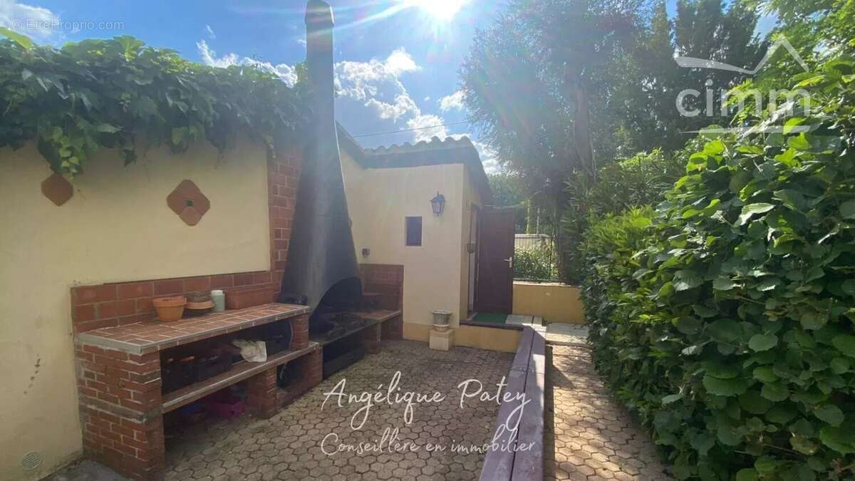Fort potentiel ! 300 m2 Habitables avec dépendances et terrain constructible - photo 24