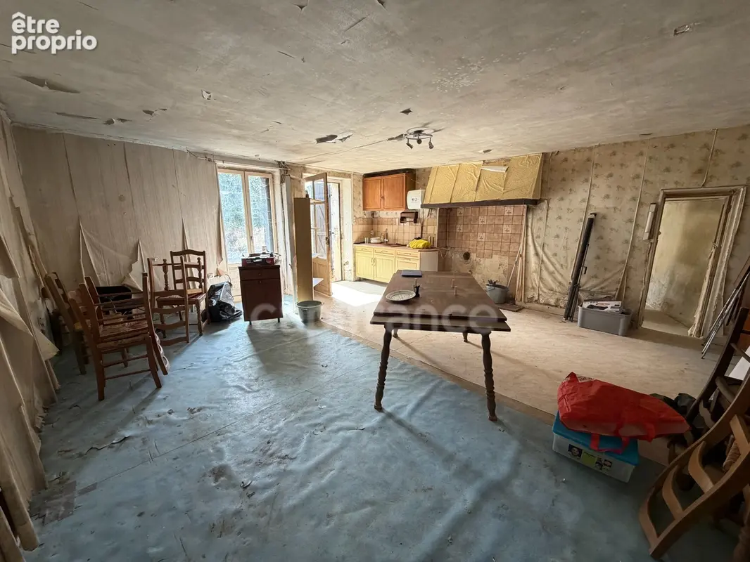 Ensemble de maisons anciennes à rénover d'environ 180m² à Neuville de Poitou (86) - photo 4