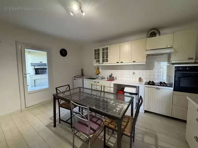 Maison à LA ROQUE-D&#039;ANTHERON