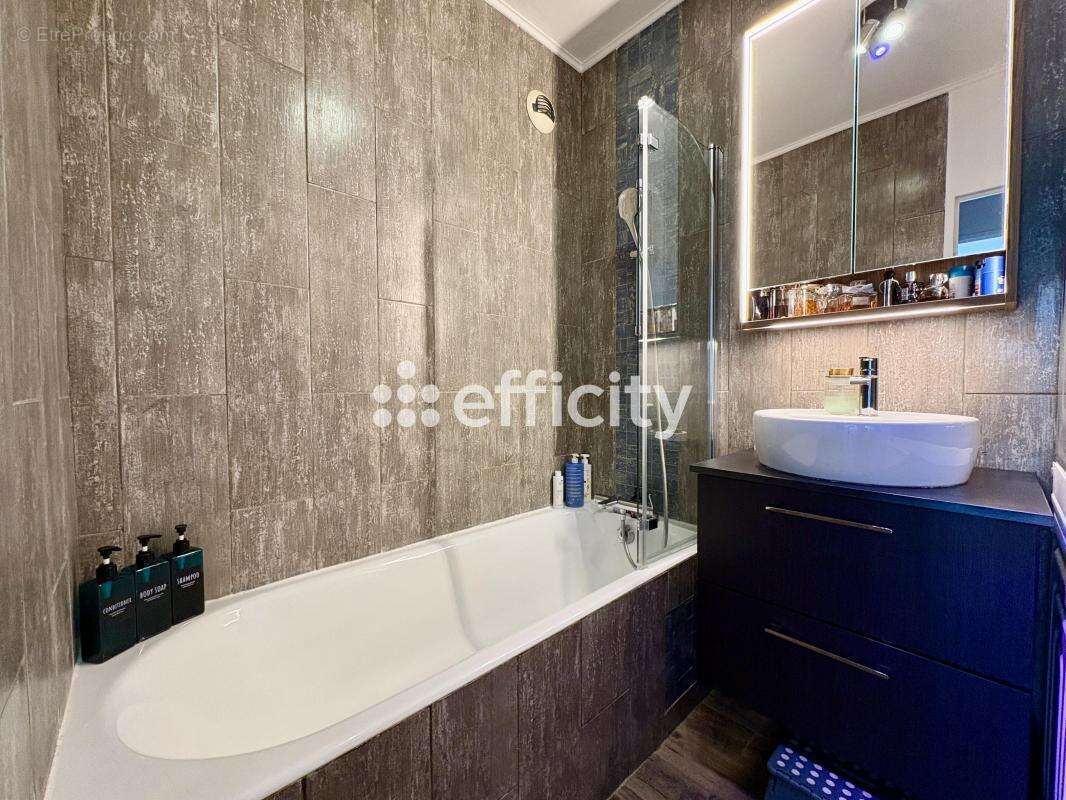 Appartement à COURBEVOIE