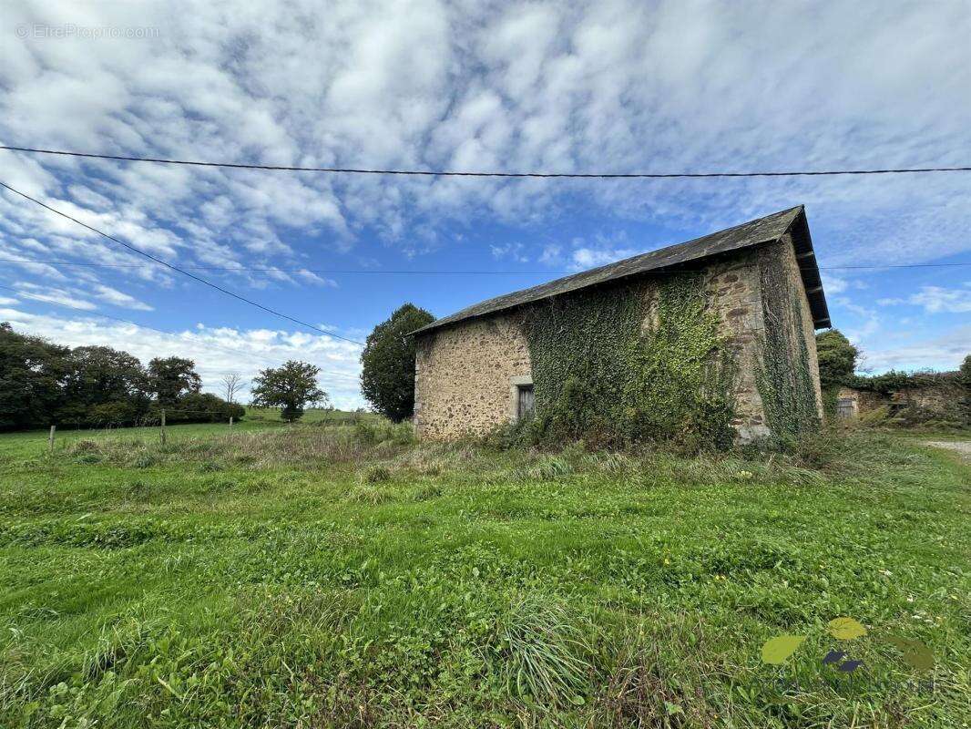 Maison à SAINT-LEONARD-DE-NOBLAT