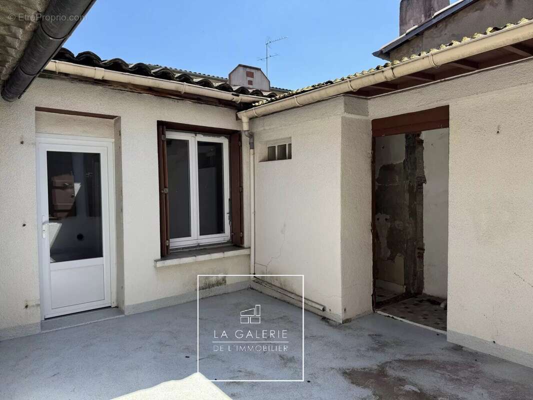 A vendre - Palais de Justice - Maison de caractère à réinventer avec garage exceptionnel et extérieurs - photo 7