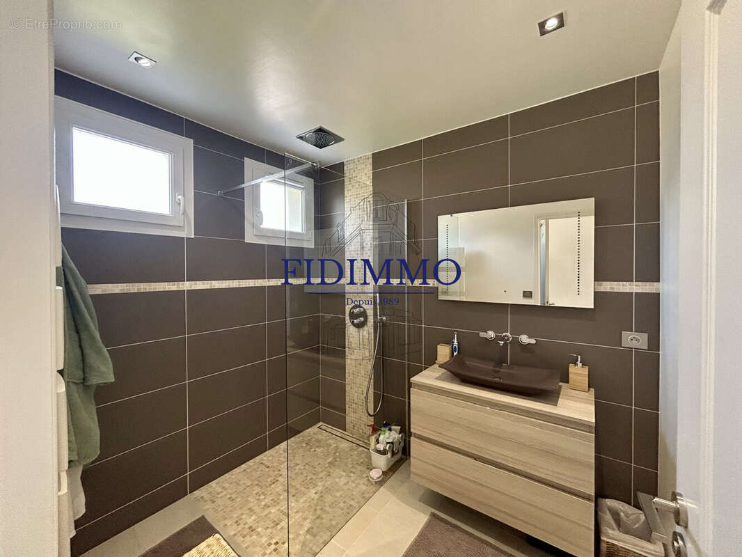 Maison à CHENNEVIERES-SUR-MARNE