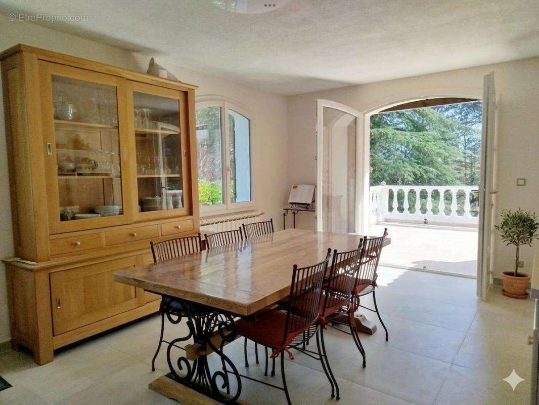 Maison Ponteves 188 m2 avec grande piscine et  grand sous sol de 145 m2 - photo 7
