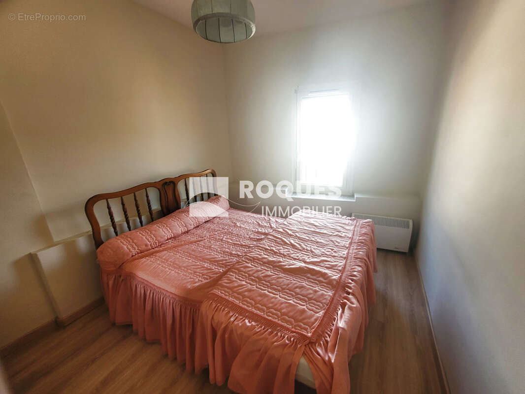 Au POUJOL SUR ORB , maison de village environ 150 m2 habitable divisé en 2 appartements, grand garage, et une - photo 11