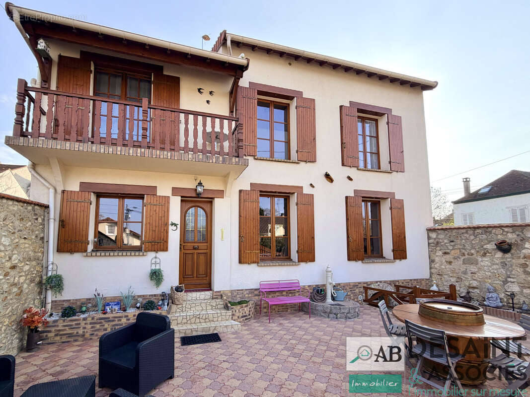 Maison à CONDE-SAINTE-LIBIAIRE