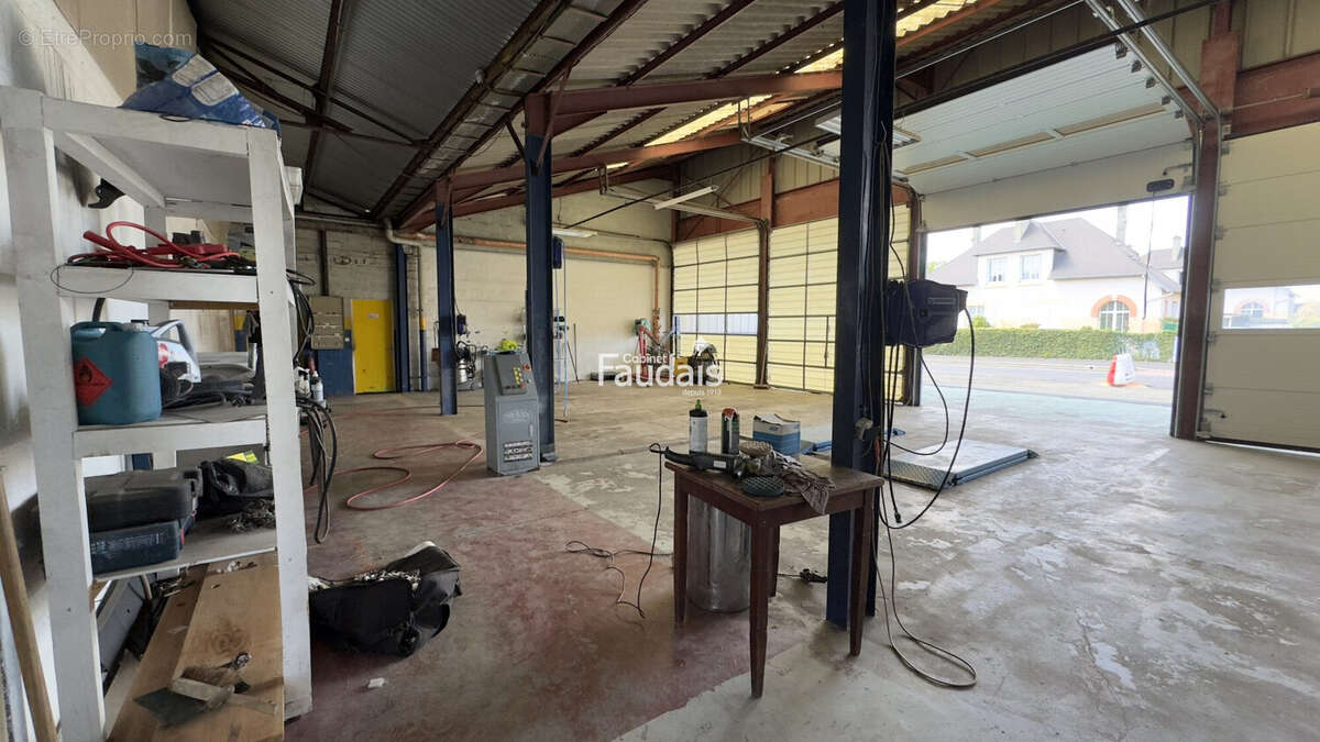 Commerce 630 m² à Saint-Lo  - photo 4