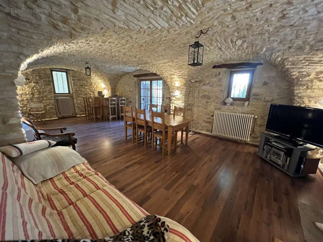 Appartement à CASTELNAU-VALENCE