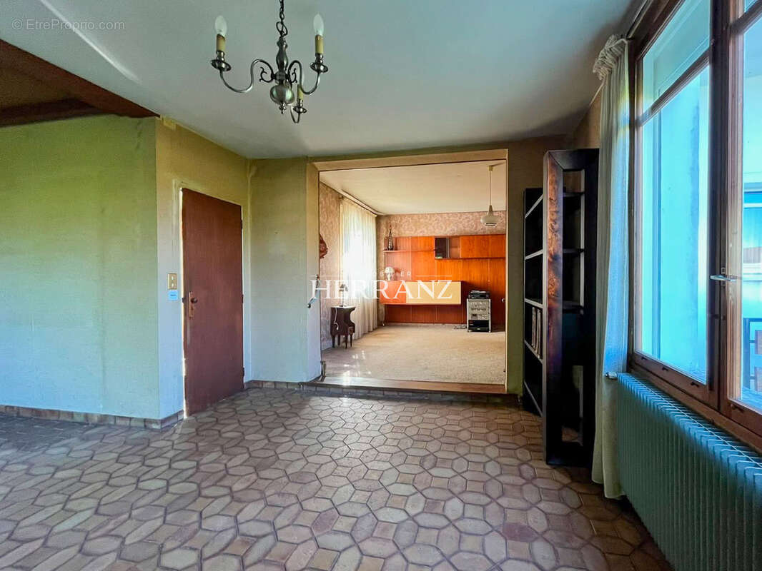 Maison des années 50 à rénover avec jardin et garage - photo 4