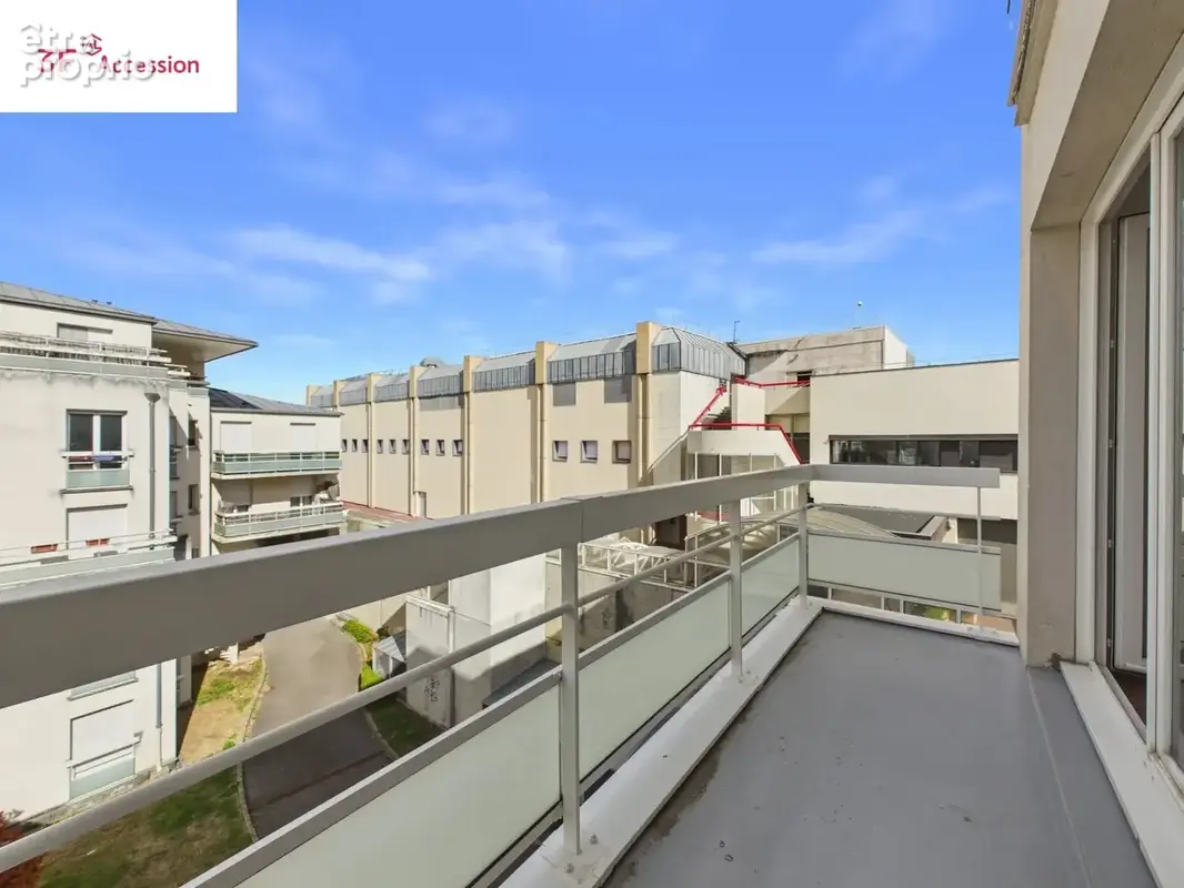 À VENDRE – Beau 2 pièces de 52,05 m² avec balcon, ascenseur, parking et cave - photo 5