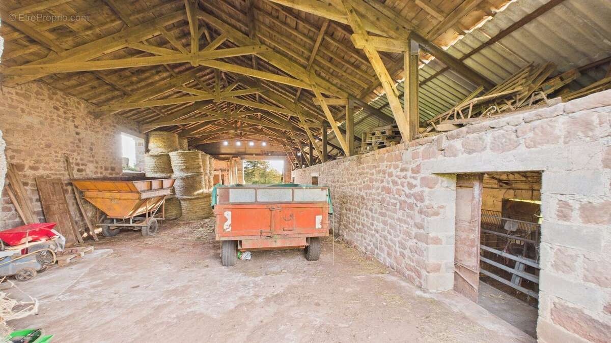 Corps de ferme de caractère avec + de 25 hectares + plusieurs dépendances - photo 7