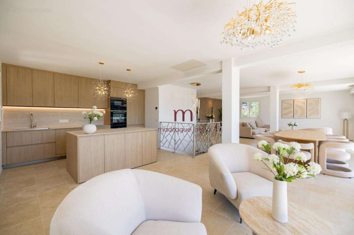 Maison 232 m² à La Turbie  - photo 2