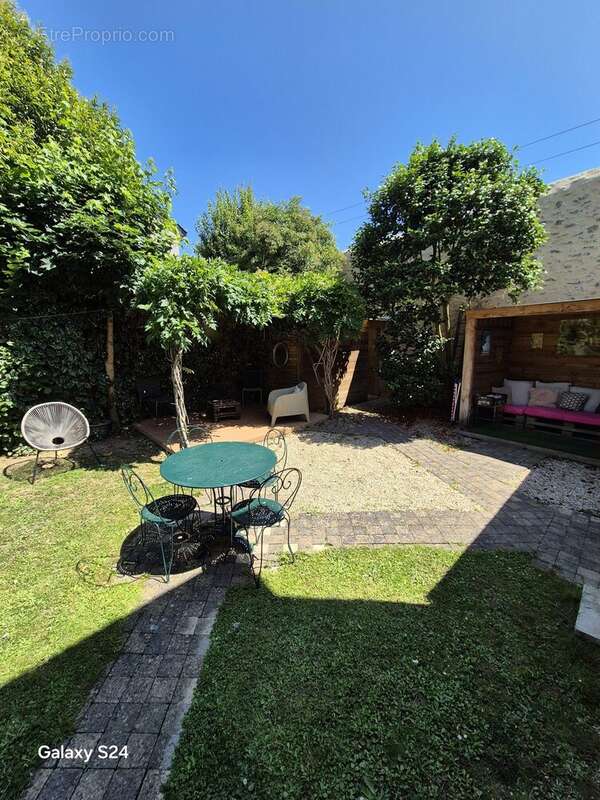 Jardin intime et arboré avec terrasse, parfait pour profiter des beaux jours en toute tranquillité. - Maison à LAVAL