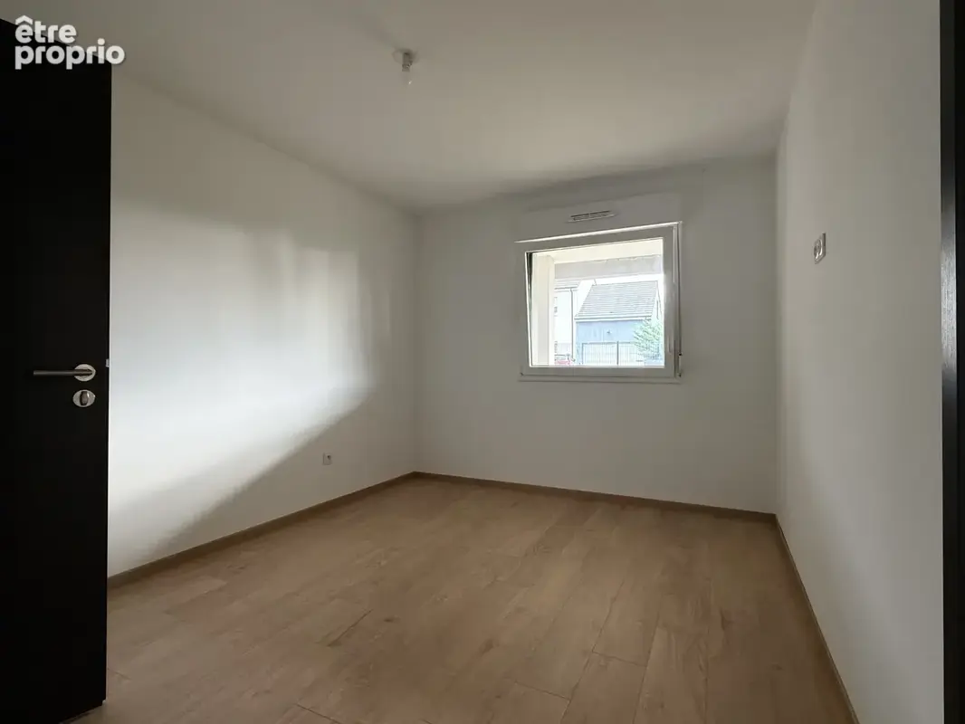 Yutz Aéroparc   Appartement 48 m2 rénové avec jardin privatif de 98 m2 et parking - photo 7