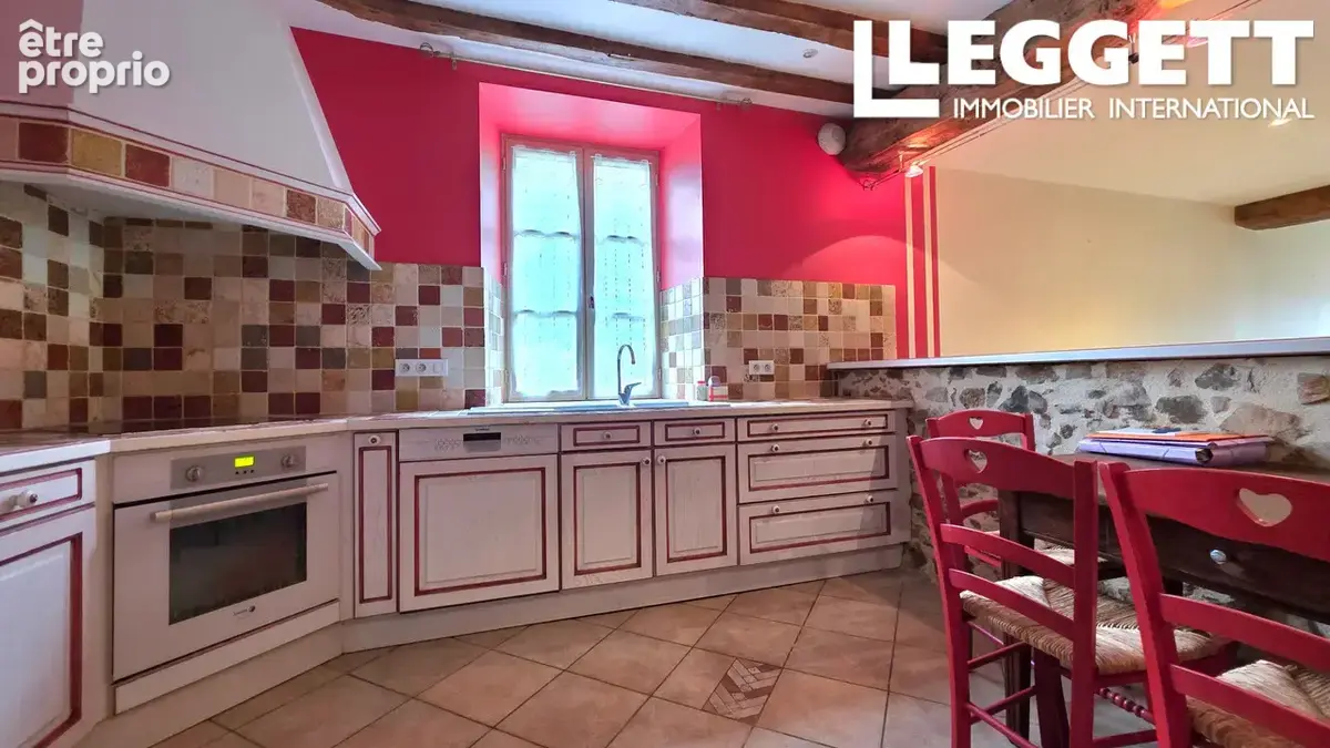 Fermette rénovée 4 chambres avec grandes granges, 2,4 ha et potentiel professionnel près de Saint-Christophe - photo 4