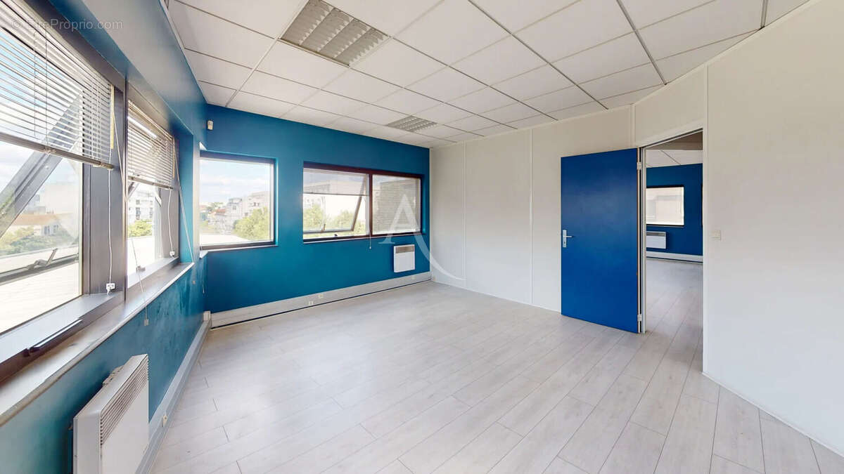 Local commercial CHILLY-MAZARIN 95.03 m² - photo 7