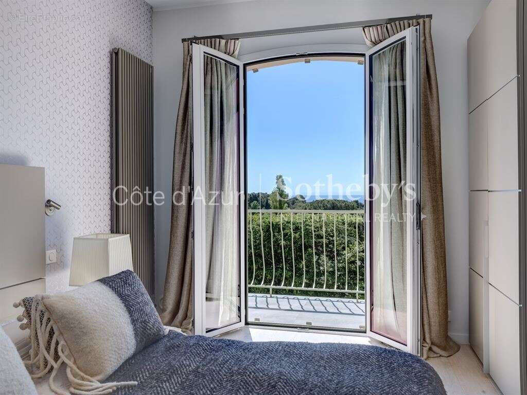 Maison à LA ROQUETTE-SUR-SIAGNE