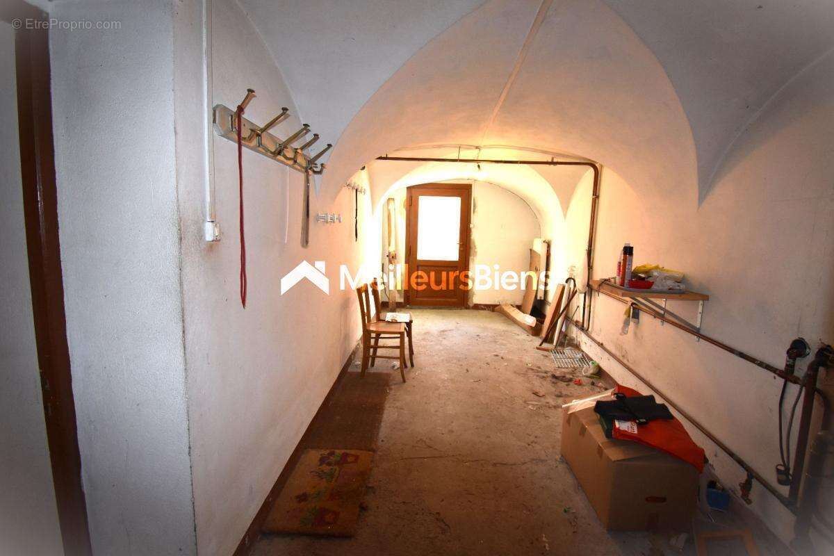 Maison de village à rénover 377 m² à Val-des-Prés avec jardin - photo 4