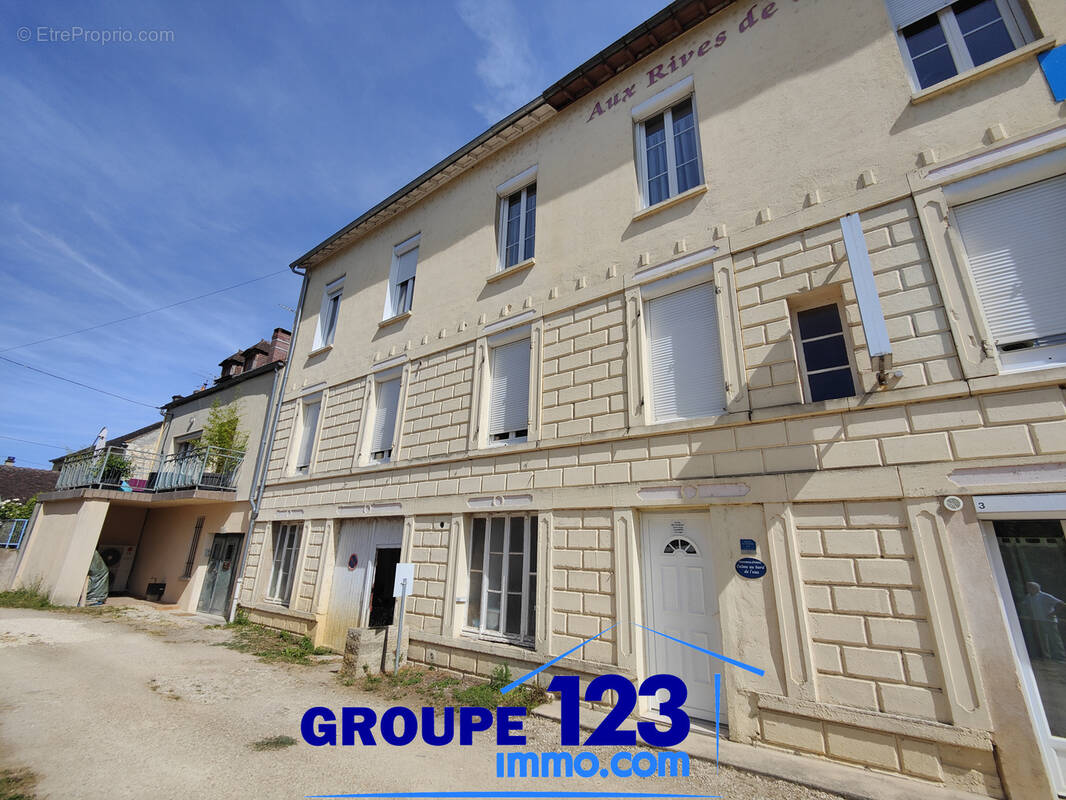 Appartement à LAROCHE-SAINT-CYDROINE