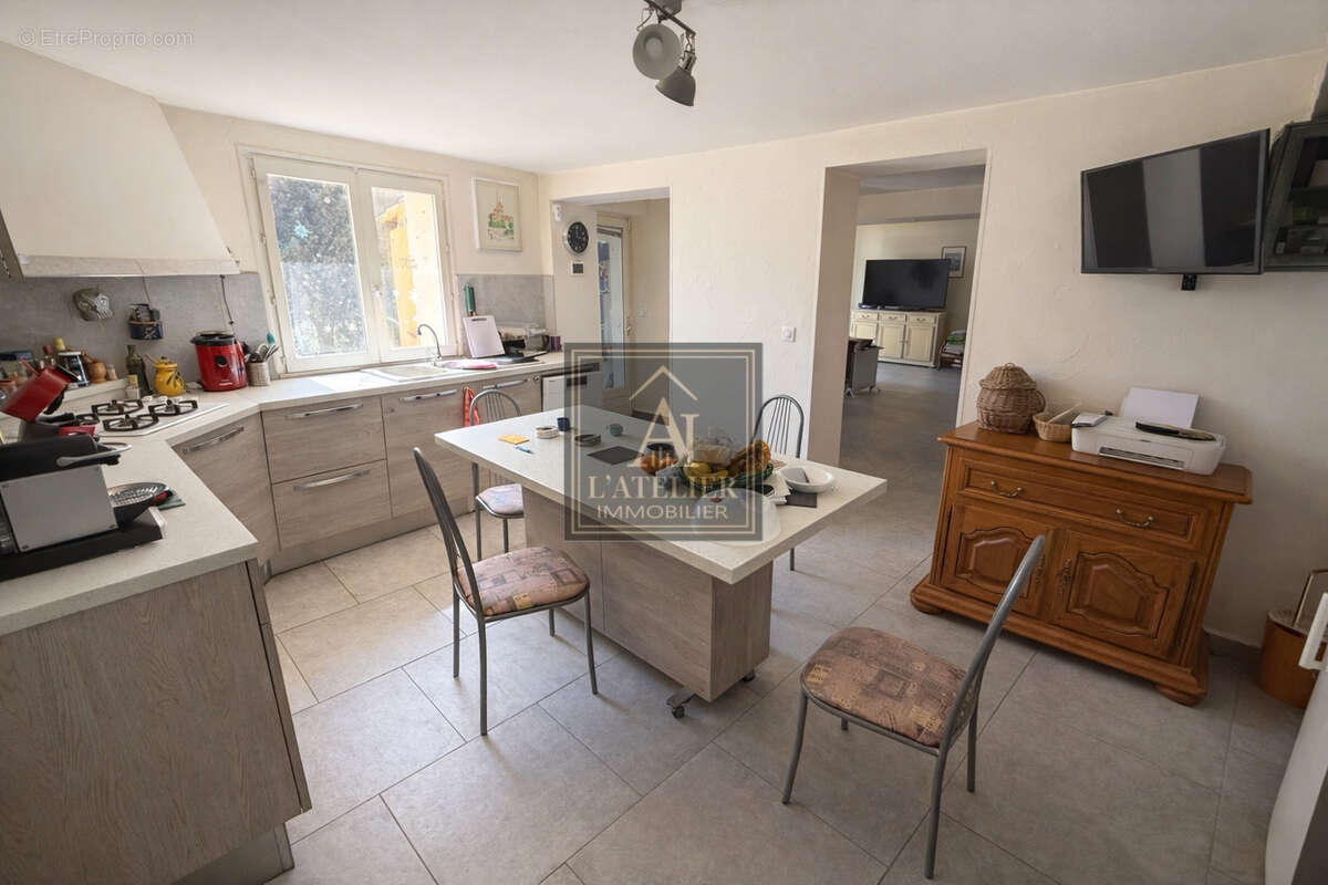 Maison de caractère avec 2 studios, piscine, sous sol et abris voiture sur une parcelle de 1250 m2 - photo 12
